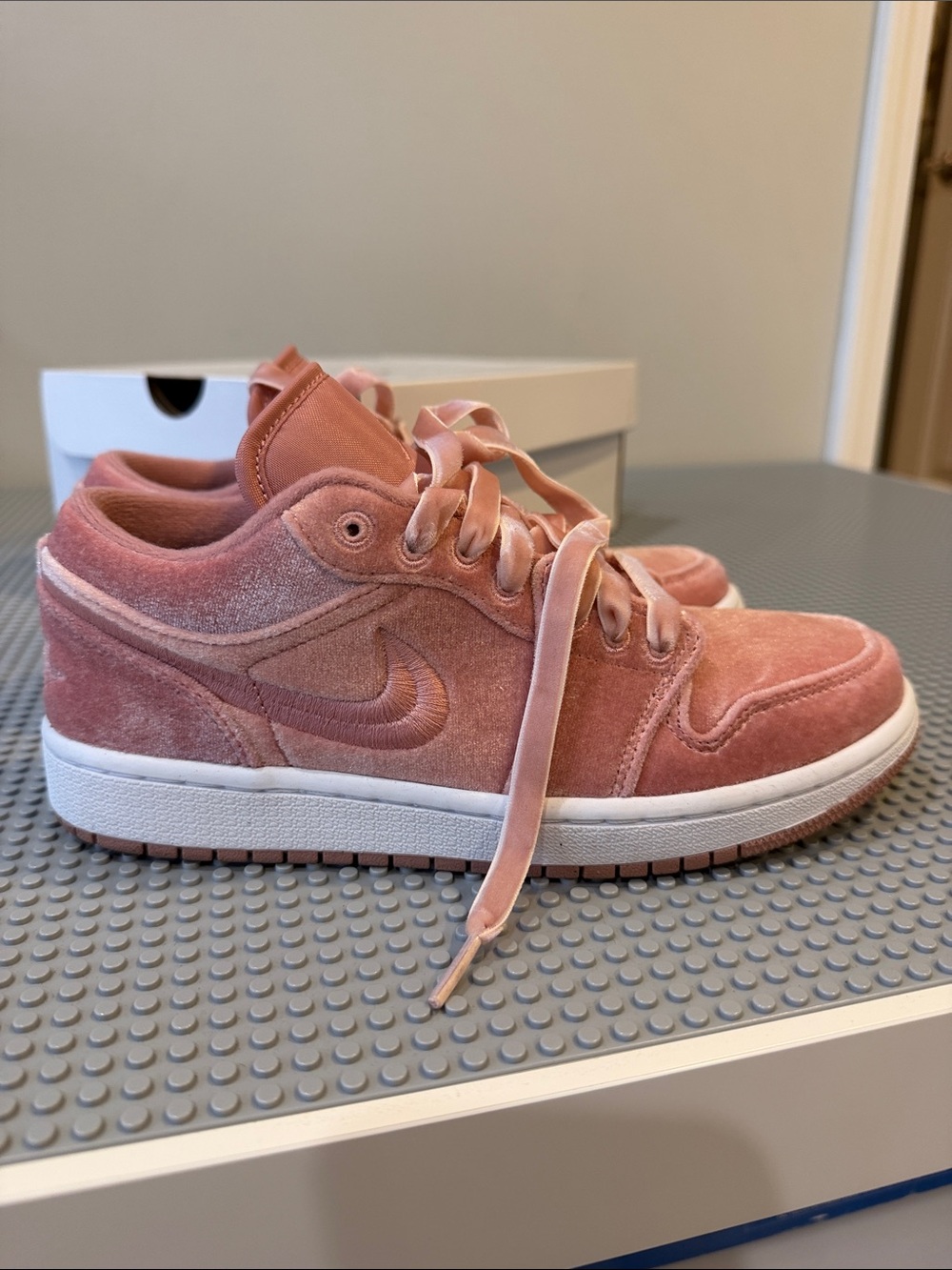 Nike women’s Low-Top Velvet Sneakers in Dusty Pink - Picture 1 of 6